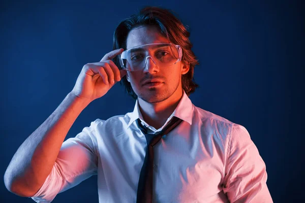Homem Bonito Óculos Terno Gravata Está Estúdio Com Iluminação Néon — Fotografia de Stock