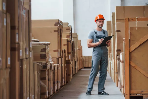 Jonge Mannelijke Werknemer Uniform Het Magazijn Met Notitieblok Pen — Stockfoto