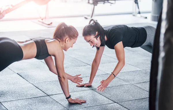 Two Young Girls Sportive Clothes Gym Doing Exercises Together — Stock Photo, Image