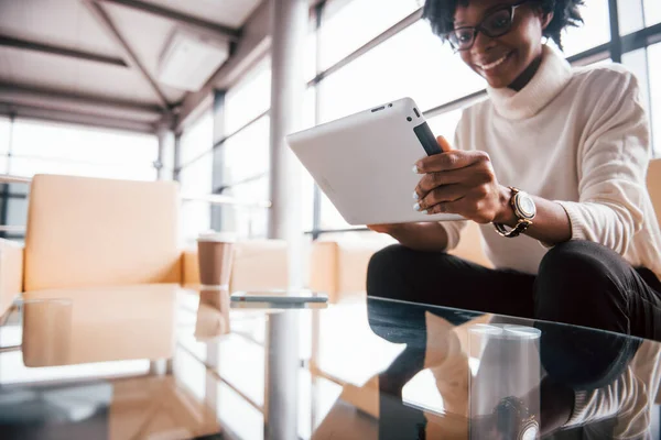 Joven Mujer Afroamericana Gafas Sienta Interior Oficina Con Tableta Las — Foto de Stock