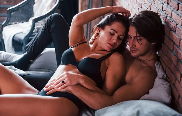 Mujer Morena Sexy Ropa Interior Con Amante Abrazándose Dormitorio Pareja — Foto de Stock
