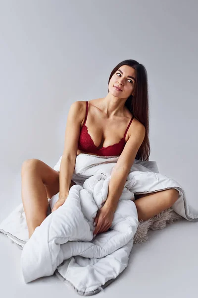 Donna Biancheria Intima Siede Studio Sullo Sfondo Bianco — Foto Stock