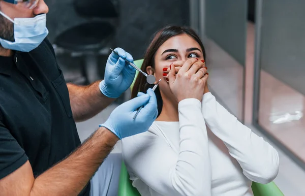 Verängstigte Frauen Haben Besuch Der Zahnarztpraxis Konzeption Der Stomatologie — Stockfoto