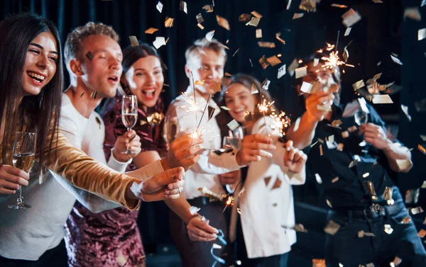 Diverto Con Scintille Confetti Volo Gruppo Amici Allegri Che Festeggiano — Foto Stock