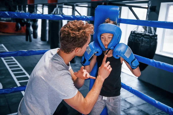 Joven Entrenador Boxeo Está Ayudando Niño Pequeño Ropa Protectora Ring —  Fotos de Stock