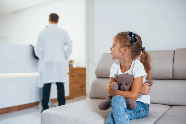 Ärzte Hinter Sich Nettes Kleines Mädchen Mit Teddybär Den Händen — Stockfoto