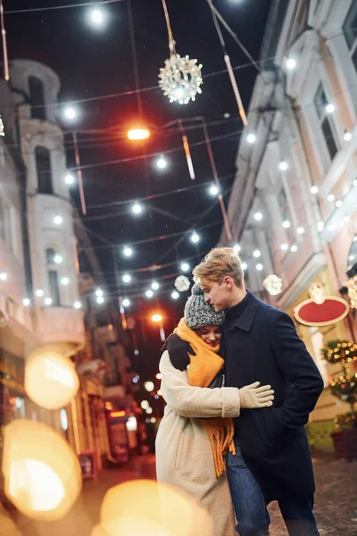 Coppia Hanno Una Passeggiata Insieme Sulla Strada Decorata Natale — Foto Stock
