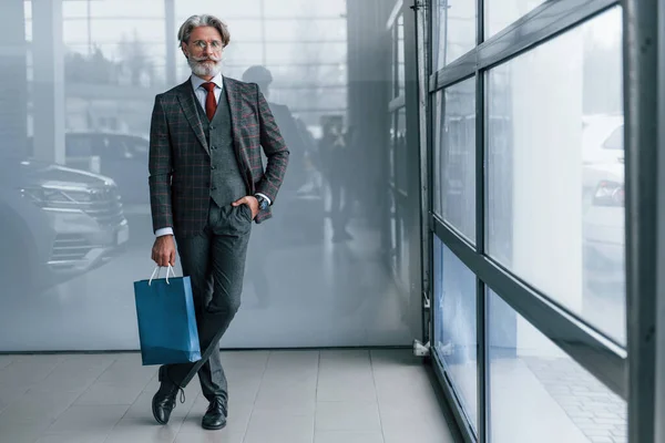 Hombre Negocios Senior Traje Corbata Con Pelo Gris Barba Pie —  Fotos de Stock