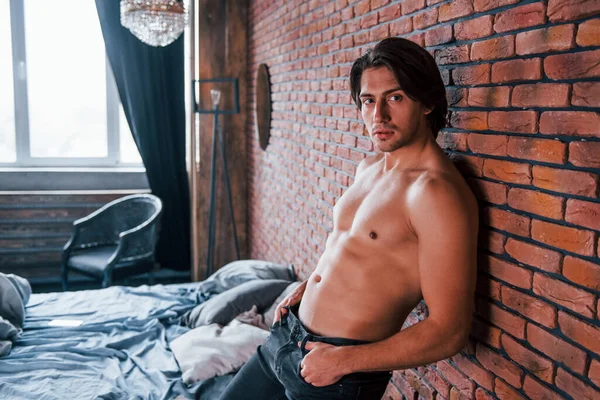 Shirtless Sexy Man Leaning Brick Wall Bedroom Morning Time — ストック写真