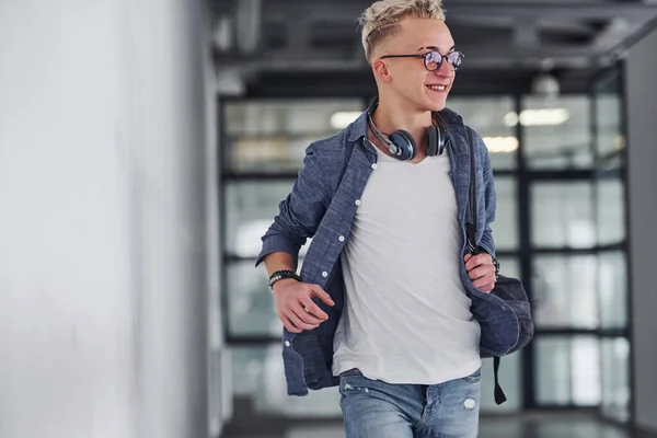 Gündelik Giysiler Içinde Genç Bir Öğrenci Sırt Çantasıyla Içeri Giriyor — Stok fotoğraf
