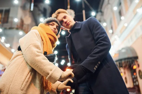 Cercanía Gente Feliz Pareja Joven Ropa Abrigo Está Calle Decorada — Foto de Stock