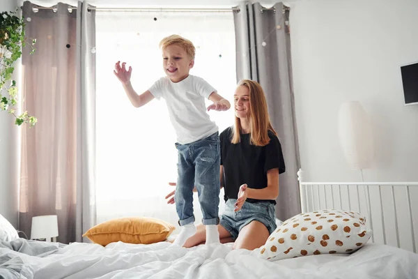 Mère Joue Amuse Avec Son Fils Dans Chambre Coucher Pendant — Photo