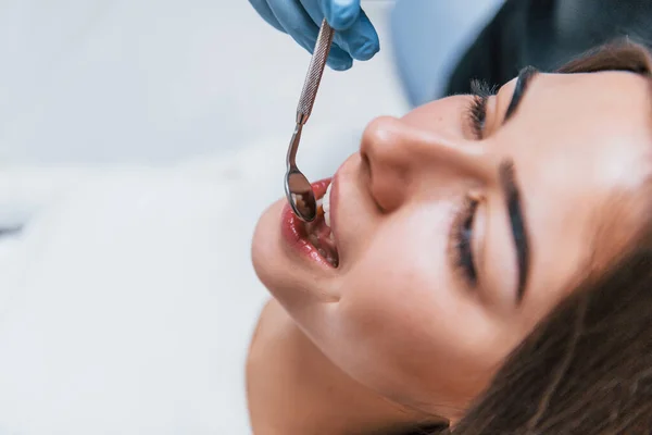 Närbild Unga Vuxna Kvinna Som Har Ett Besök Tandläkare Kliniken — Stockfoto