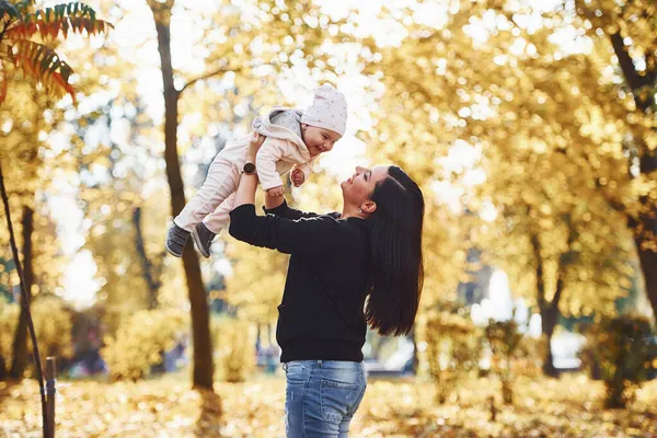 Moeder Casual Kleding Met Haar Kind Het Prachtige Herfst Park — Stockfoto