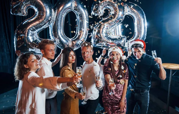 2020 Yılını Kutlamak Için Ellerinde Balonlar Içkilerle Neşeli Bir Grup — Stok fotoğraf