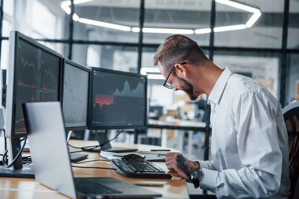 Muž Makléř Formálním Oblečení Pracuje Kanceláři Finančním Trhem — Stock fotografie