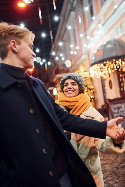 Coppia Hanno Una Passeggiata Insieme Sulla Strada Decorata Natale — Foto Stock