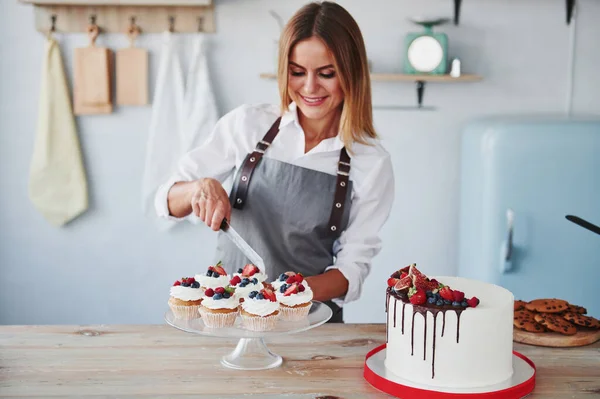 Frau Steht Mit Selbst Gebackenem Kuchen Der Küche — Stockfoto