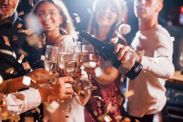 Grupo Amigos Alegres Celebrando Año Nuevo Interior Con Bebidas Las — Foto de Stock