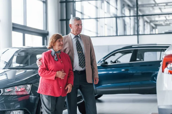 Älterer Mann Offizieller Kleidung Unterstützt Frau Bei Der Wahl Des — Stockfoto