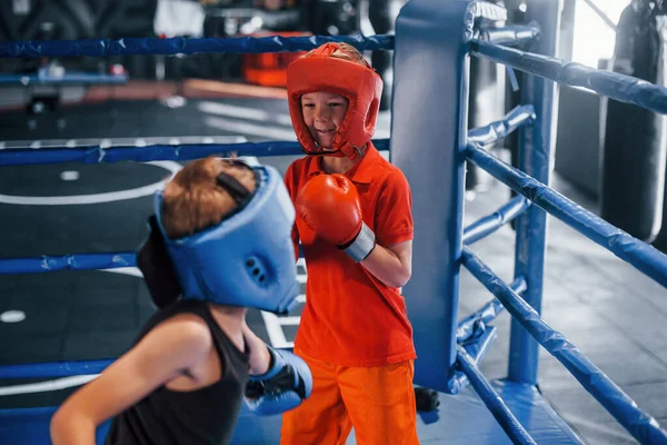 Dois Meninos Equipamentos Proteção Têm Sparring Luta Ringue Boxe — Fotografia de Stock