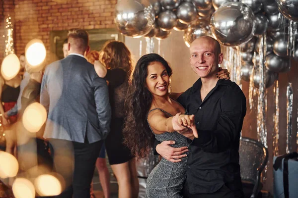 Casal Jovem Dançando Contra Seus Amigos Quarto Decorado Natal Celebrando — Fotografia de Stock