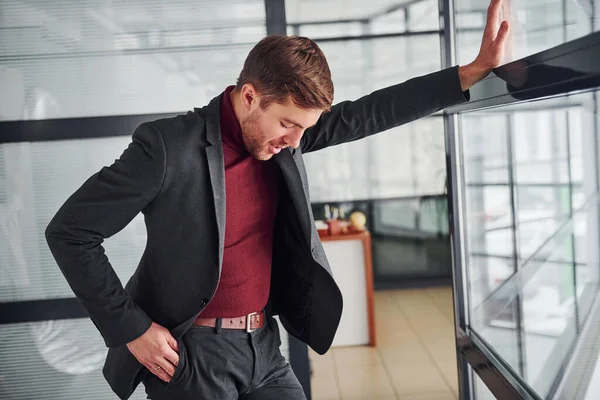 Joven Hombre Negocios Cansado Traje Lujo Ropa Formal Está Interior —  Fotos de Stock