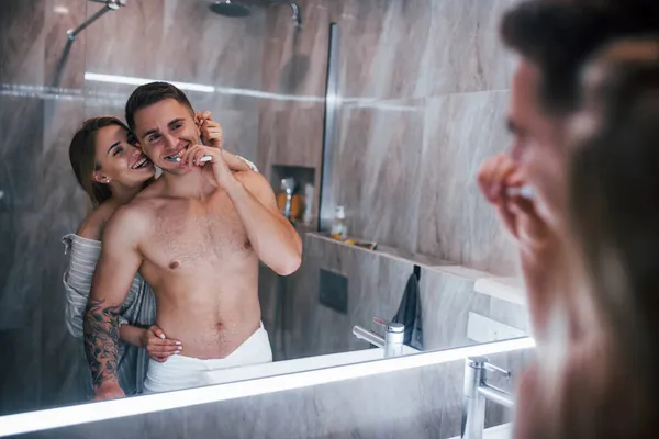 Junges Paar Zusammen Badezimmer Zur Morgenzeit — Stockfoto