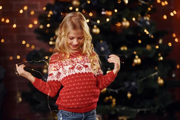 Carino Bambina Vicino Albero Natale Chiuso Che Celebra Nuovo Anno — Foto Stock