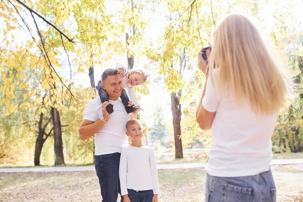 Vrouw Maakt Een Foto Van Haar Man Met Kinderen Herfst — Stockfoto