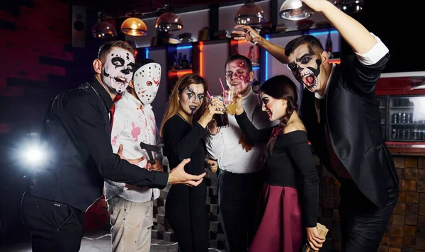 Pozowanie Kamery Przyjaciele Jest Tematyczne Halloween Party Straszny Makijaż Kostiumy — Zdjęcie stockowe