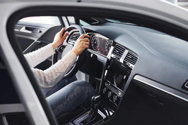 Vista Partícula Del Hombre Desgaste Formal Que Montar Coche Nuevo —  Fotos de Stock