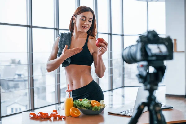 Vlogger Femenina Con Cuerpo Deportivo Pie Interior Cerca Mesa Con — Foto de Stock