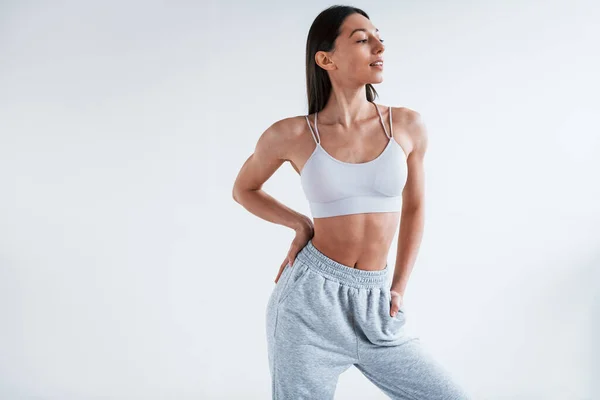 Mujer Joven Ropa Deportiva Con Forma Cuerpo Agradable Pie Estudio — Foto de Stock