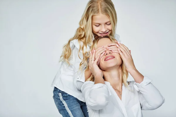 Mãe Com Sua Filha Divertir Juntos Estúdio Com Fundo Branco — Fotografia de Stock