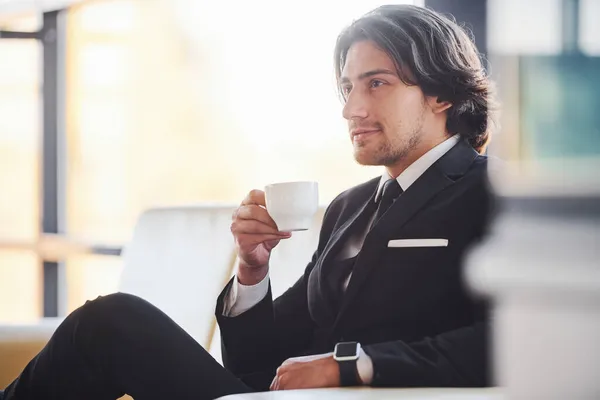 Sienta Sofá Con Una Taza Bebida Retrato Joven Hombre Negocios —  Fotos de Stock