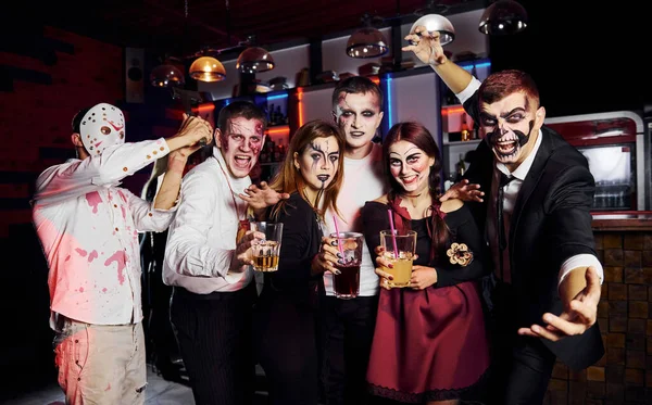 Posar Para Câmara Amigos Está Festa Halloween Temática Maquiagem Assustadora — Fotografia de Stock