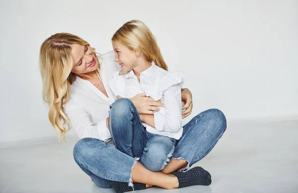 Madre Con Hija Divierten Juntos Estudio Con Fondo Blanco — Foto de Stock