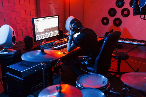 Jonge Gezongen Ingenieur Werkt Mixen Muziek Binnen Studio — Stockfoto