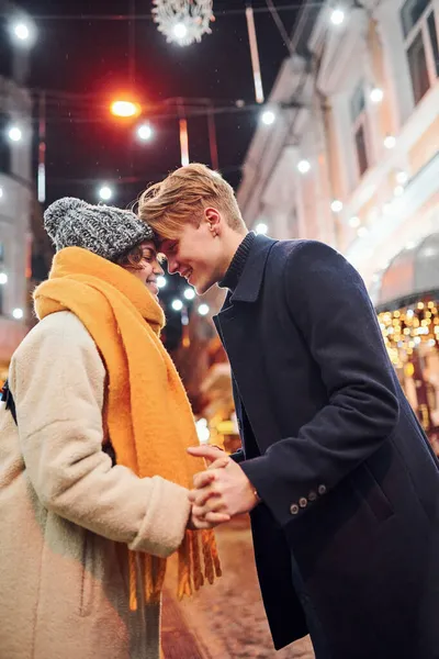 Volksnähe Glückliches Junges Paar Warmen Kleidern Steht Gemeinsam Auf Der — Stockfoto
