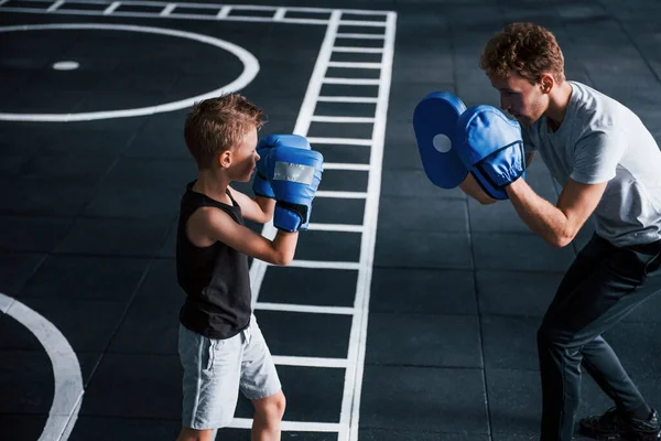 Jovem Treinador Ensina Puto Boxe Esporte Ginásio — Fotografia de Stock