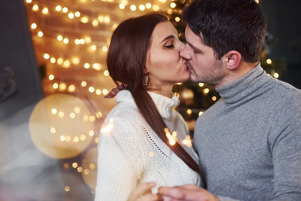 Пара Поцелуев Помещении Рождественской Украшенной Комнате Искрами Руках — стоковое фото