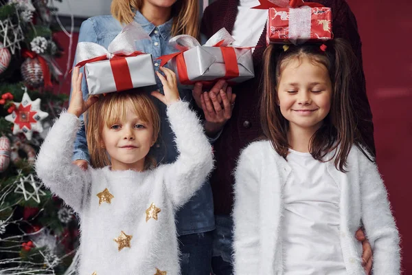 Две Маленькие Девочки Стоят Вместе Мамой Папой Комнате Рождественской Елкой — стоковое фото