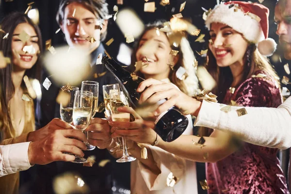 Наливаю Шампанское Группа Веселых Друзей Празднующих Новый Год Помещении Напитками — стоковое фото