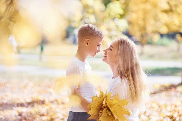 Madre Con Hijo Descansan Parque Hermoso Otoñal Día Soleado —  Fotos de Stock