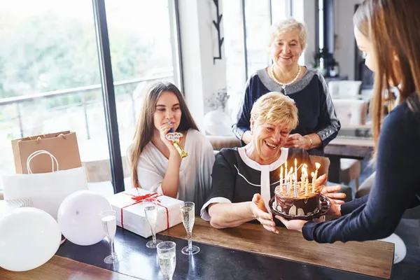 Mulher Sênior Com Família Amigos Comemorando Aniversário Dentro Casa — Fotografia de Stock