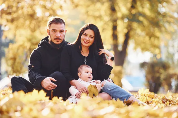 Família Alegre Senta Chão Divertindo Junto Com Seu Filho Belo — Fotografia de Stock