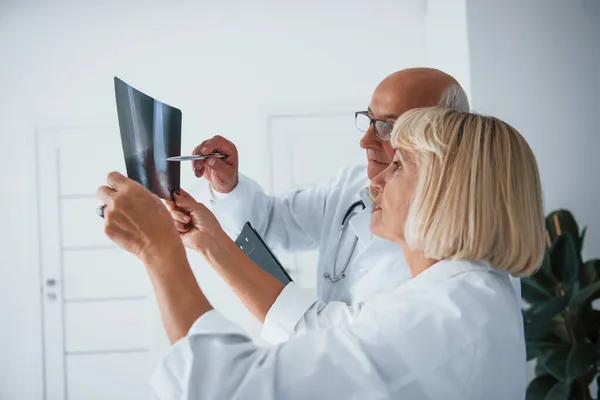 Senior Man Vrouw Artsen Wit Uniform Onderzoekt Röntgenfoto Van Menselijke — Stockfoto