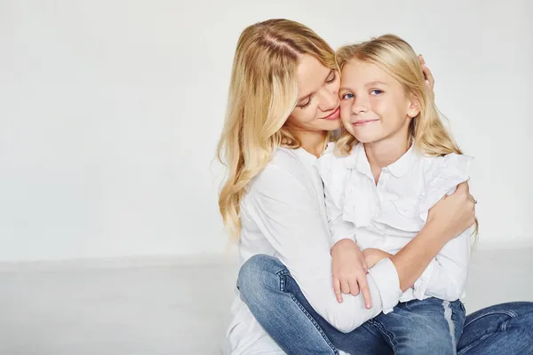 Madre Con Sua Figlia Divertirsi Insieme Studio Con Sfondo Bianco — Foto Stock