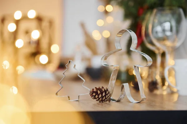 Gläser Und Weihnachtsdekoration Raum Helle Girlanden Und Lichter — Stockfoto